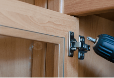 Thi Công Tủ Bếp: 5 Lỗi Lớn Bạn Cần Kiểm Tra Kỹ Khi Nghiệm Thu