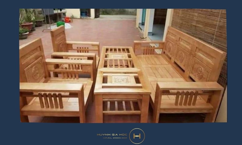 Bàn ghế được làm bằng gỗ sồi Nga