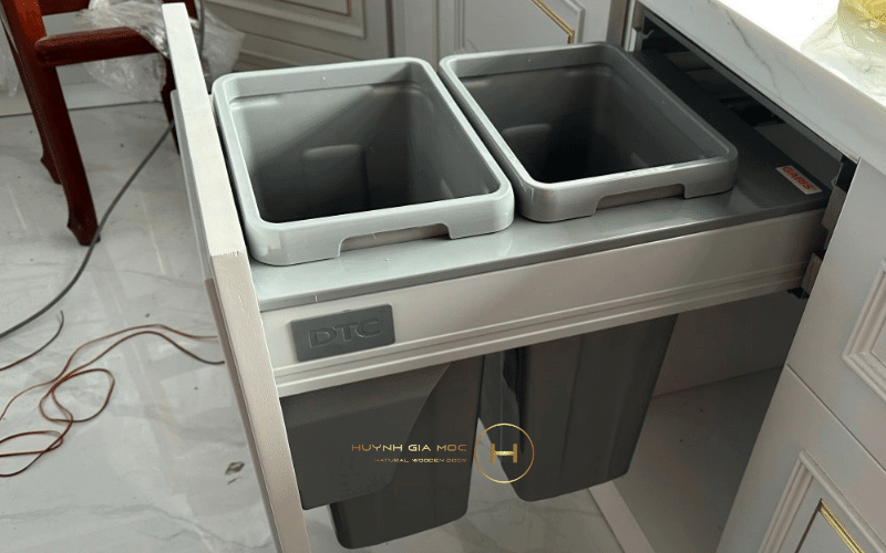 Thùng rác âm tích hợp trong modul sink rửa tủ bếp dưới tủ bếp căm xe